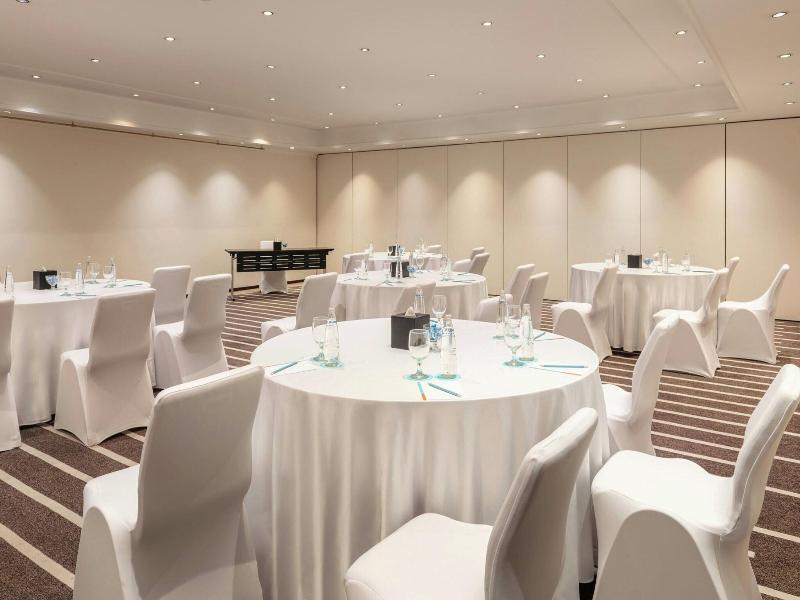 Le Meridien Dubai Hotel & Conference Centre image