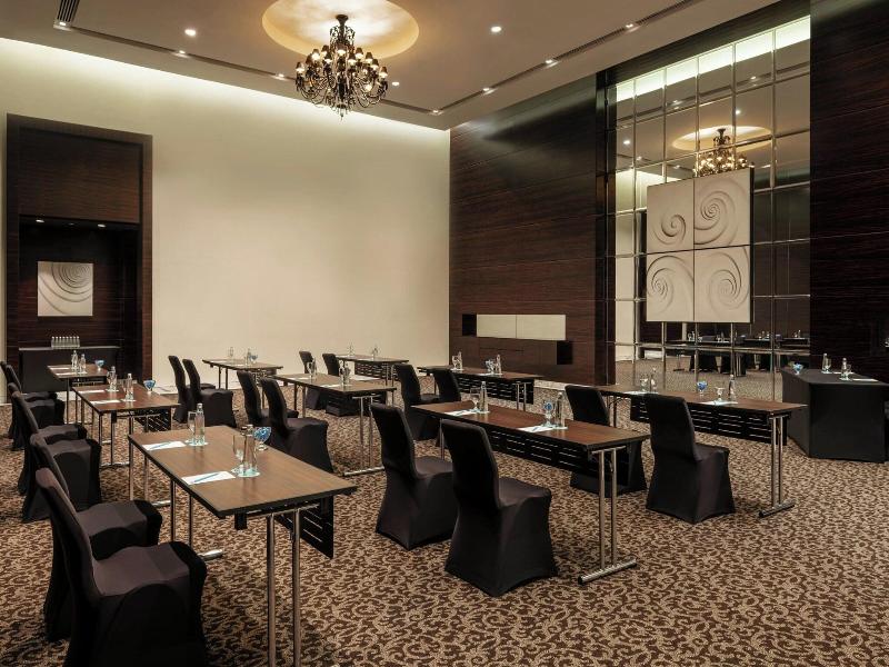 Le Meridien Dubai Hotel & Conference Centre image