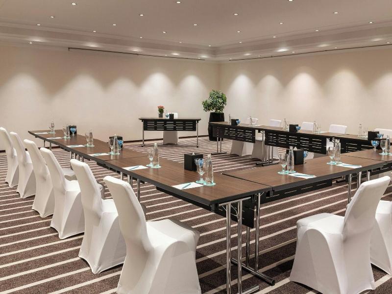 Le Meridien Dubai Hotel & Conference Centre image