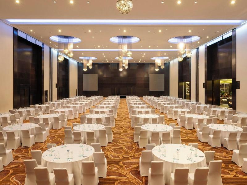Le Meridien Dubai Hotel & Conference Centre image