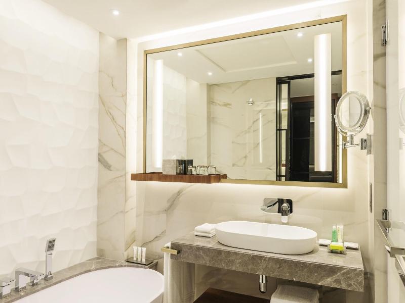 Le Meridien Dubai Hotel & Conference Centre image