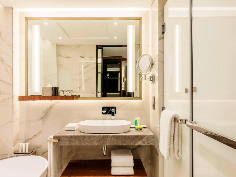 Le Meridien Dubai Hotel & Conference Centre image