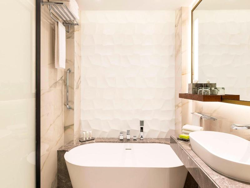 Le Meridien Dubai Hotel & Conference Centre image