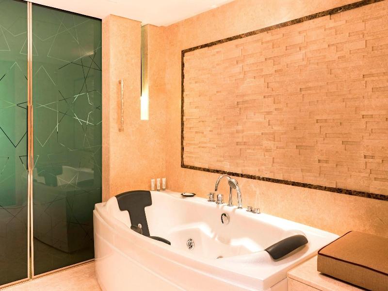 Le Meridien Dubai Hotel & Conference Centre image