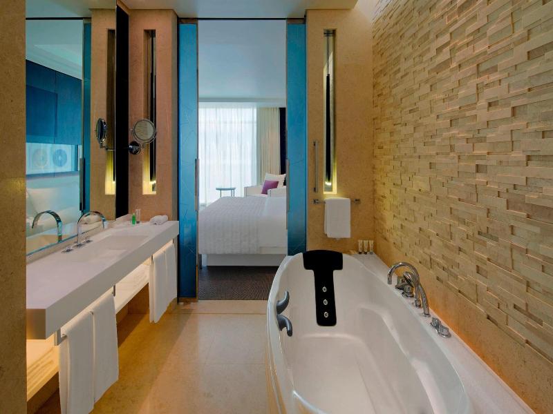 Le Meridien Dubai Hotel & Conference Centre image
