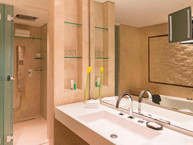 Le Meridien Dubai Hotel & Conference Centre image