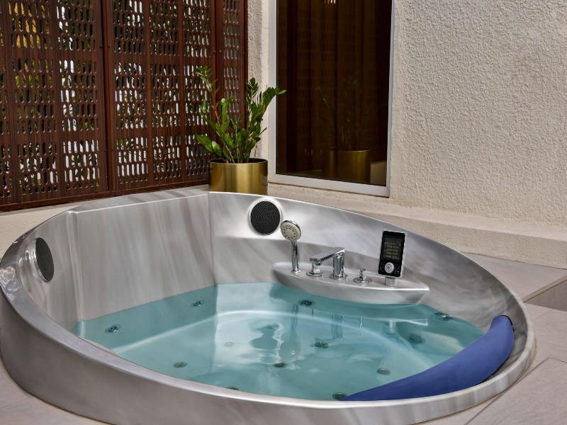 Le Meridien Dubai Hotel & Conference Centre image