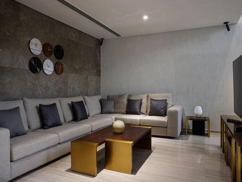 Le Meridien Dubai Hotel & Conference Centre image