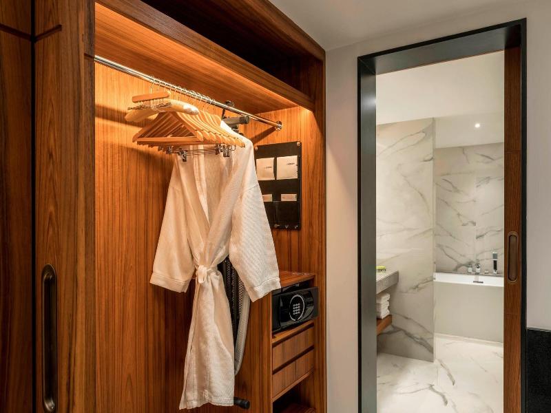 Le Meridien Dubai Hotel & Conference Centre image