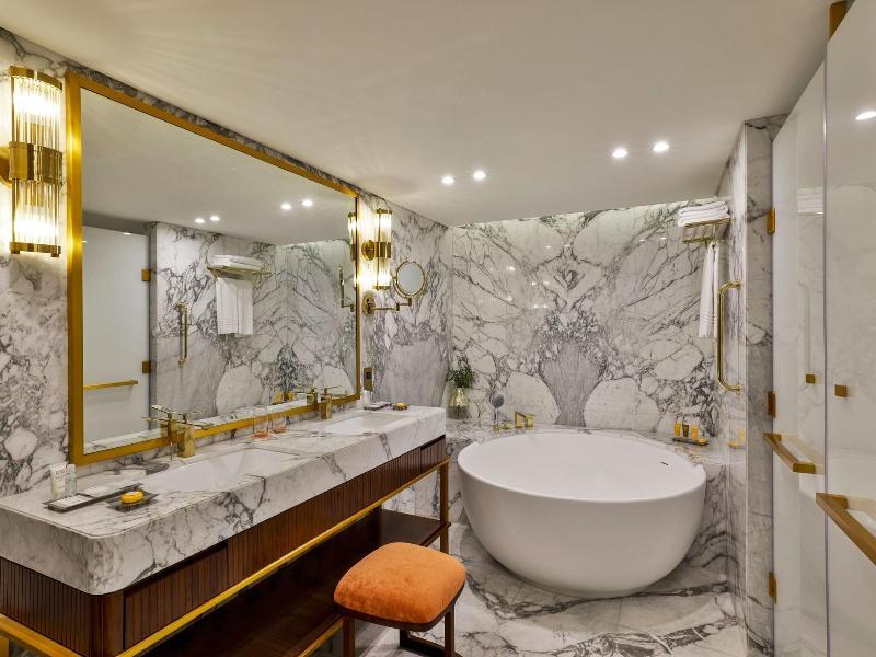 Le Meridien Dubai Hotel & Conference Centre image