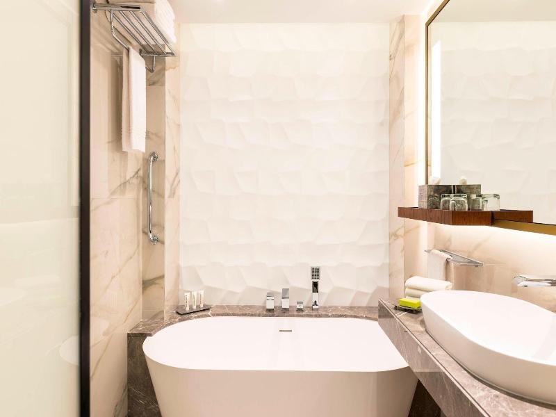 Le Meridien Dubai Hotel & Conference Centre image