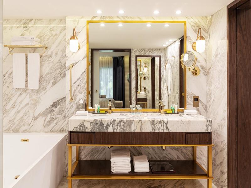 Le Meridien Dubai Hotel & Conference Centre image