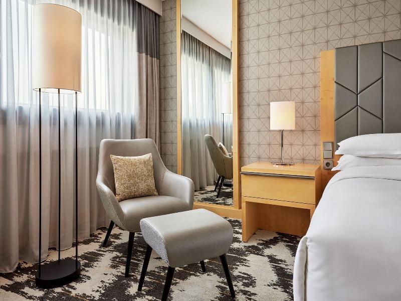 Sheraton Frankfurt Airport Hotel & Conference Cent image