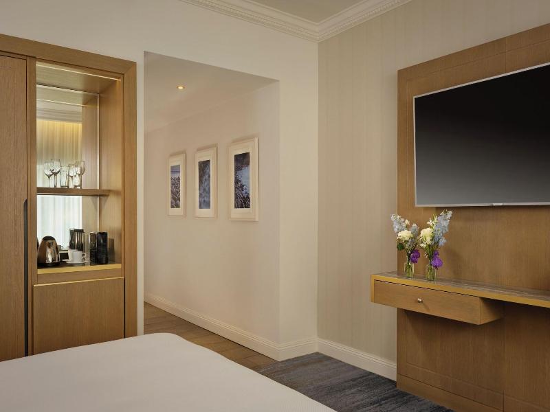 The College Green Hotel Dublin, Autograph image