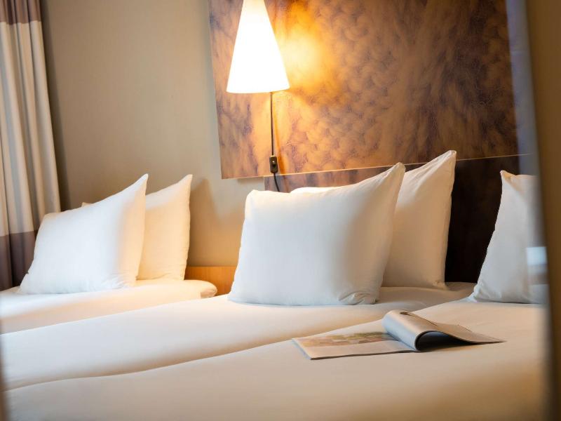 ibis Schiphol Amsterdam Airport image