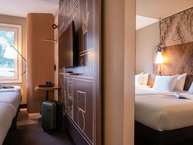 ibis Schiphol Amsterdam Airport image