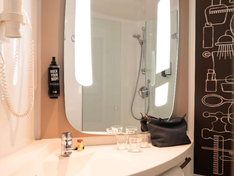 ibis Schiphol Amsterdam Airport image