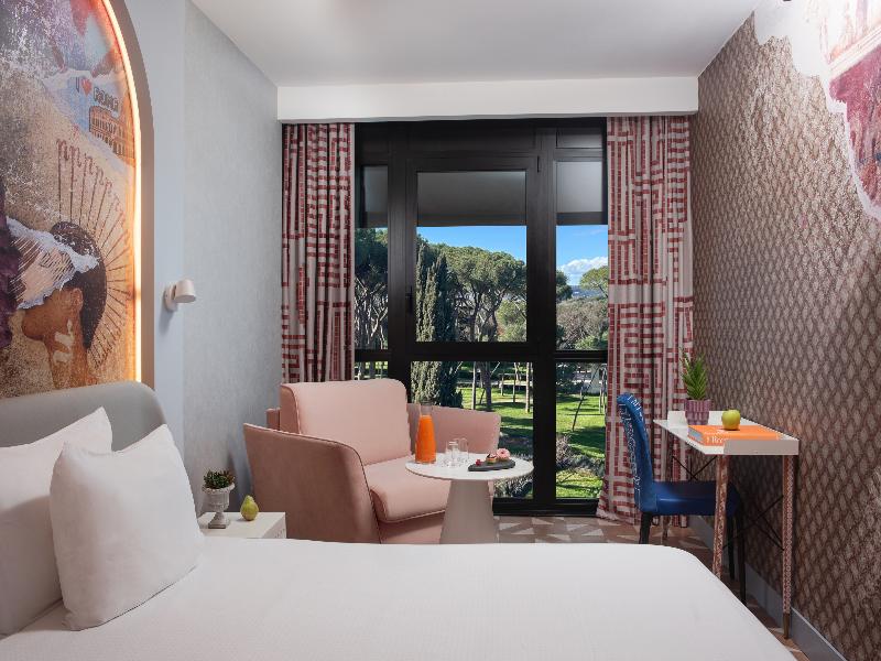 room detail thumbnail 1