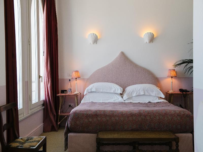 il Capri Hotel image