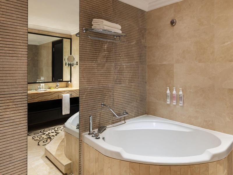 Le Meridien Mina Seyahi Beach Resort & Marina image