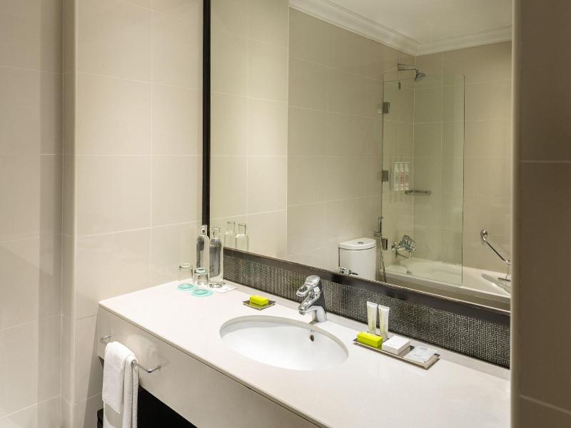Le Meridien Mina Seyahi Beach Resort & Marina image
