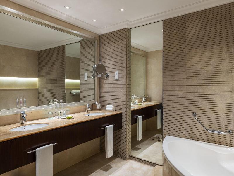 Le Meridien Mina Seyahi Beach Resort & Marina image