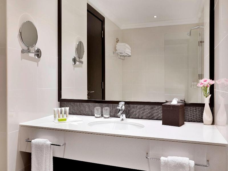 Le Meridien Mina Seyahi Beach Resort & Marina image