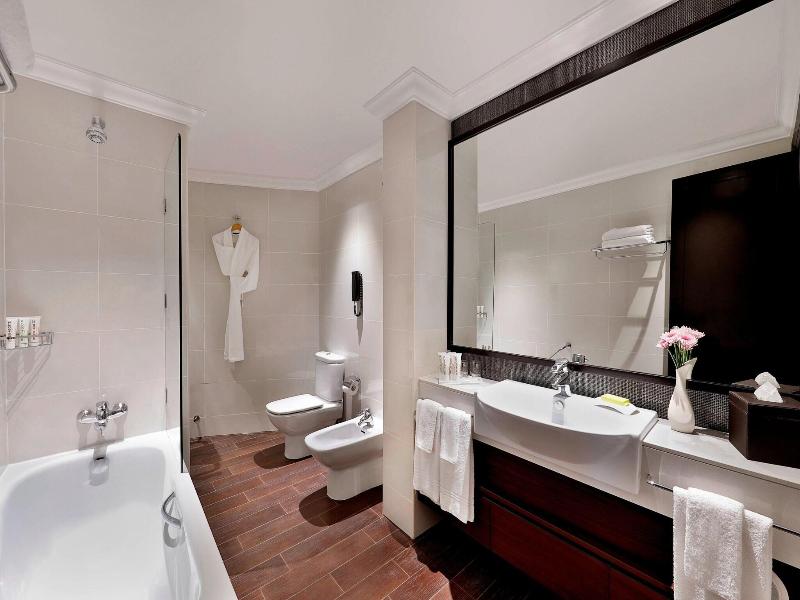 Le Meridien Mina Seyahi Beach Resort & Marina image