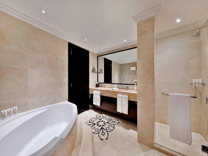 Le Meridien Mina Seyahi Beach Resort & Marina image