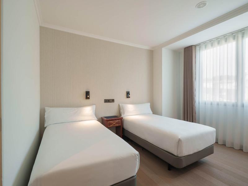 Hotel Crisol Almirante image