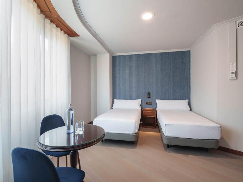 Hotel Crisol Almirante image