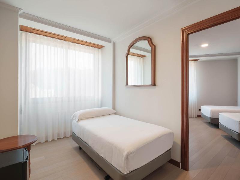 Hotel Crisol Almirante image