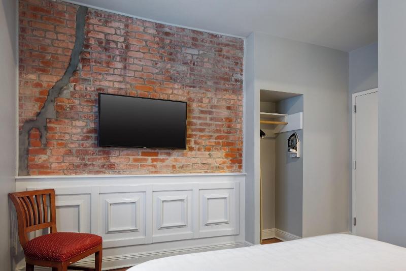 New Orleans Courtyard Hotel By The French Quarter image