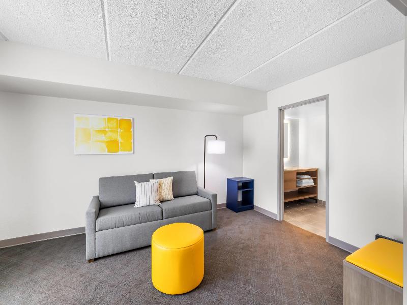 Comfort Suites Austin Airport image