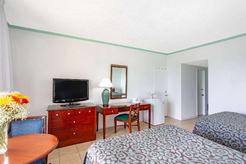 デイズ ホテル サンダーバード ビーチ リゾート