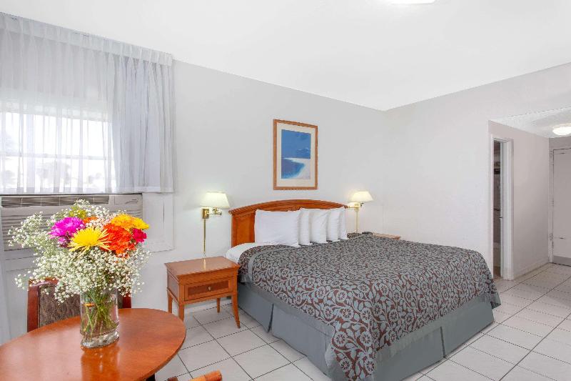 デイズ ホテル サンダーバード ビーチ リゾート