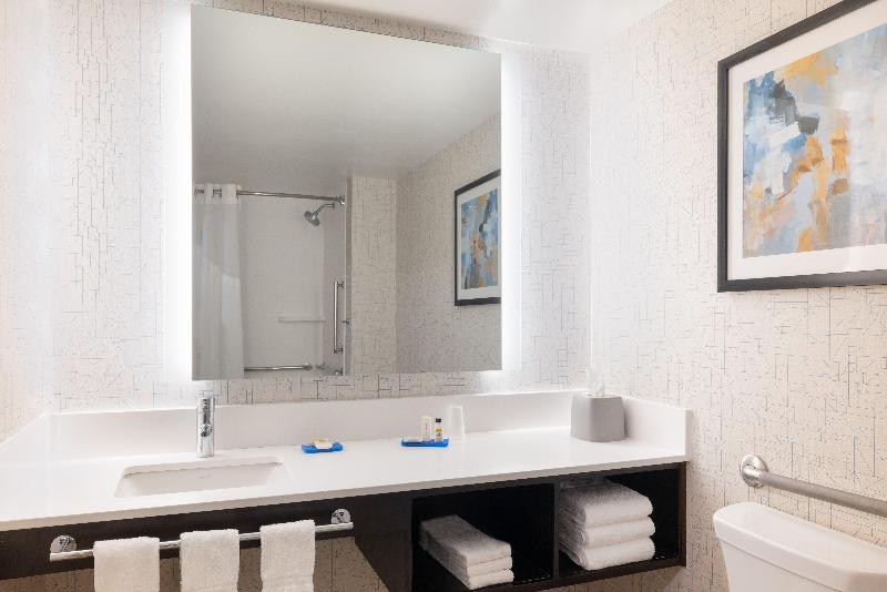 Holiday Inn Express & Suites Boston - Cambridge image