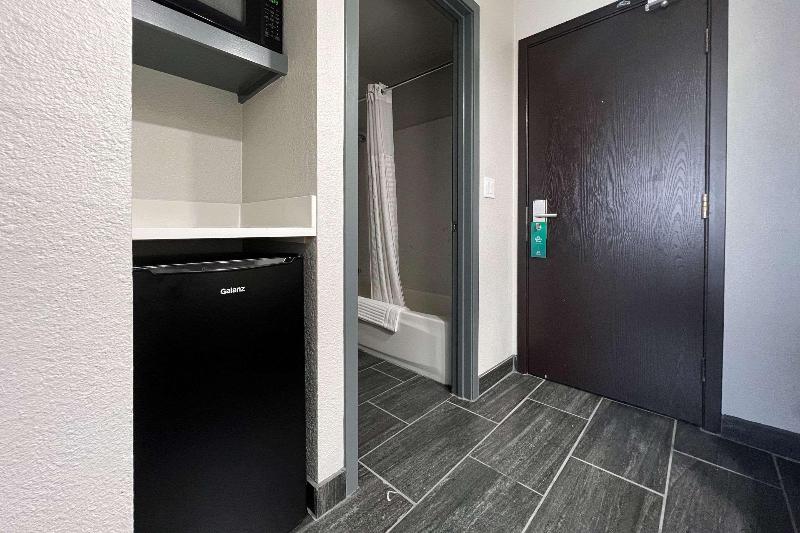Quality Inn Portland Airport PDX image