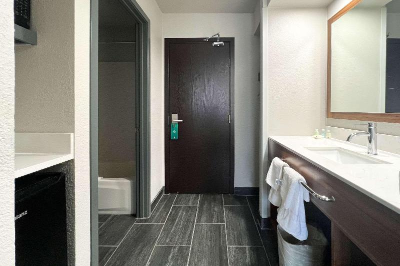 Quality Inn Portland Airport PDX image