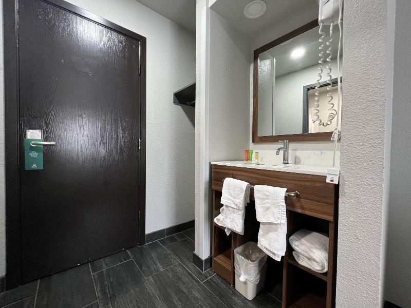 Quality Inn Portland Airport PDX image