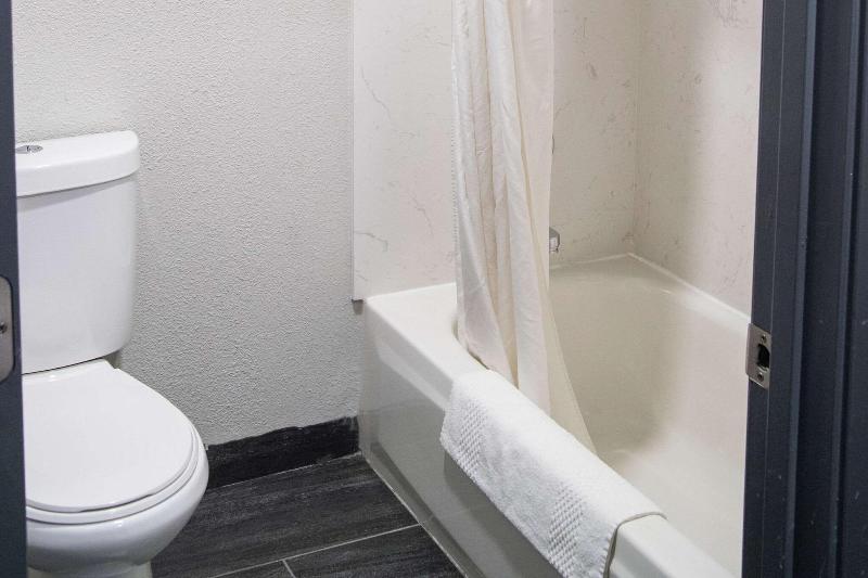 Quality Inn Portland Airport PDX image