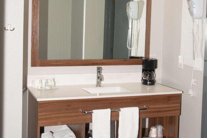 Quality Inn Portland Airport PDX image