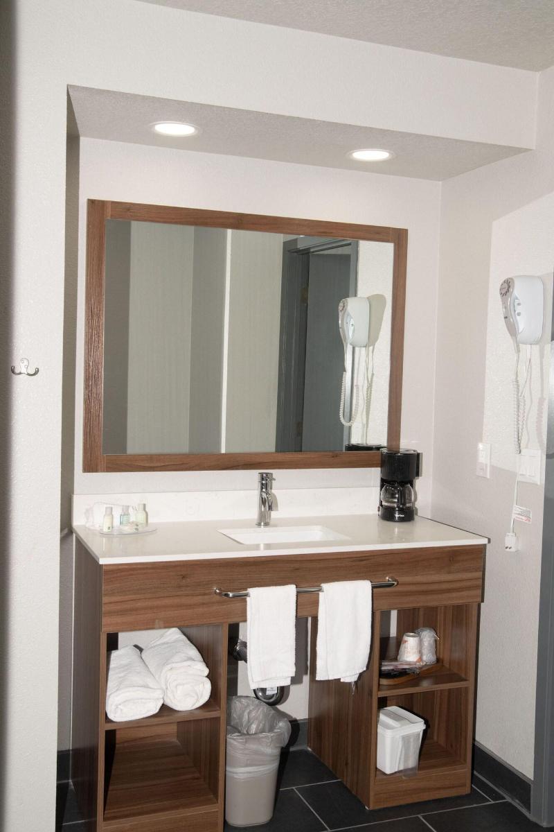 Quality Inn Portland Airport PDX image