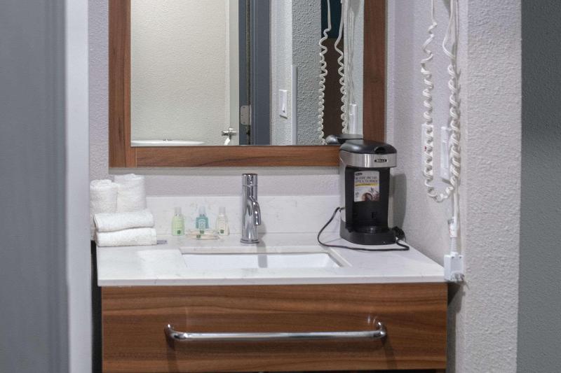 Quality Inn Portland Airport PDX image