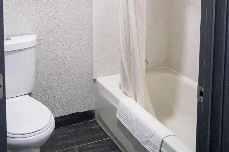 Quality Inn Portland Airport PDX image