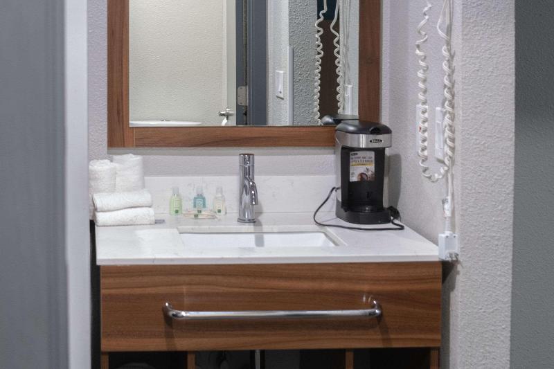 Quality Inn Portland Airport PDX image