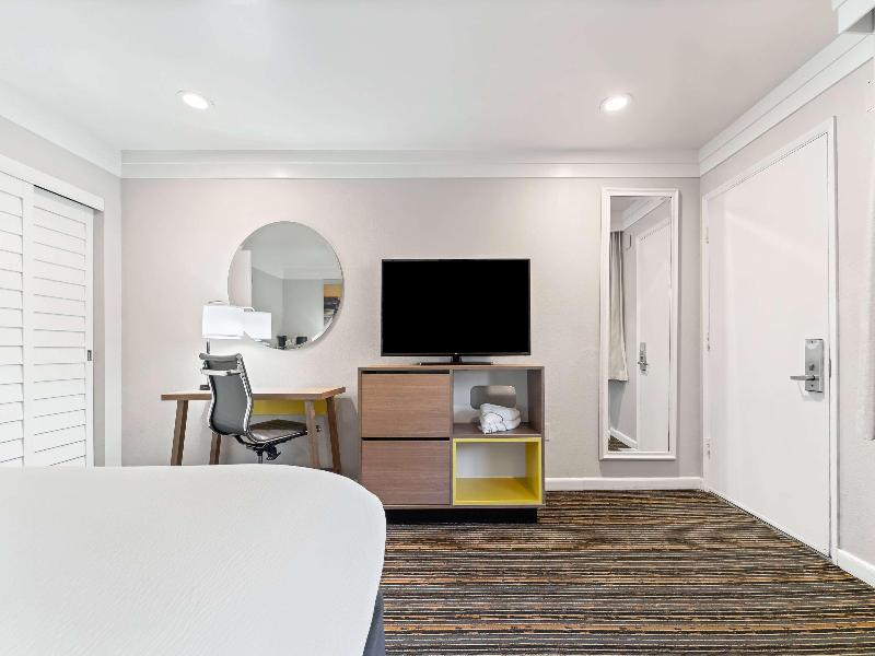Days Inn by Wyndham San Diego Hotel Circle image