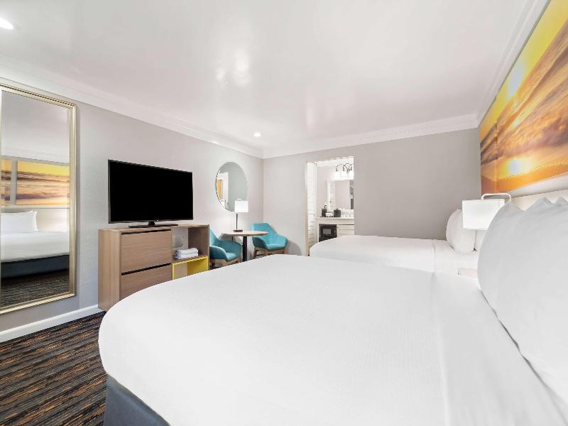 Days Inn by Wyndham San Diego Hotel Circle image