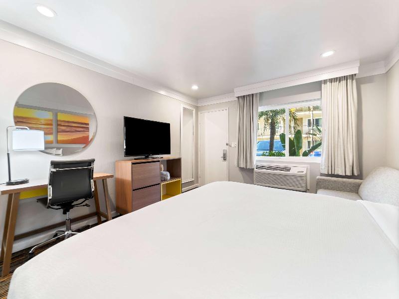 Days Inn by Wyndham San Diego Hotel Circle image