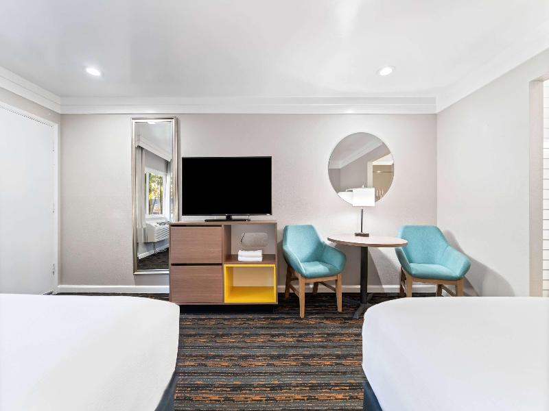 Days Inn by Wyndham San Diego Hotel Circle image